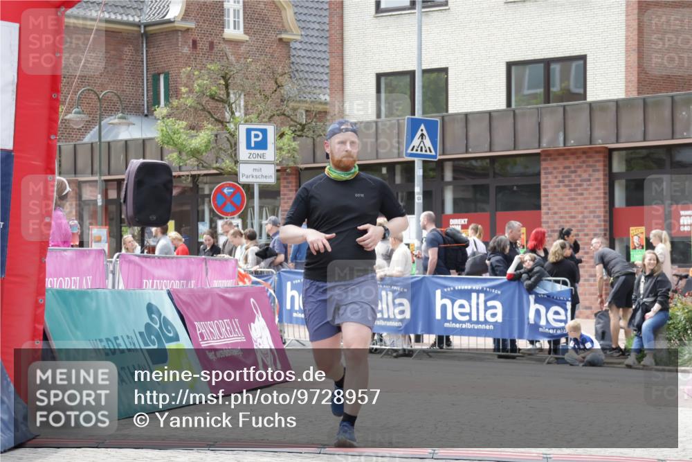 10.05.2026 - 8. Wedeler Halbmarathon Yannick Fuchs http://msf.ph/oto/9728957 10.05.2026 12:14:26 Ziel 446 meine-sportfotos.de