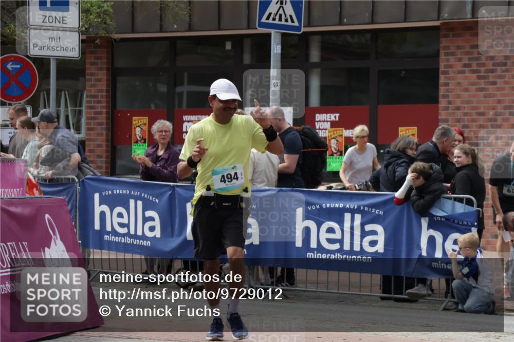10.05.2026 - 8. Wedeler Halbmarathon Yannick Fuchs http://msf.ph/oto/9729012 10.05.2026 12:14:42 Ziel 494, 1009, 1021 meine-sportfotos.de