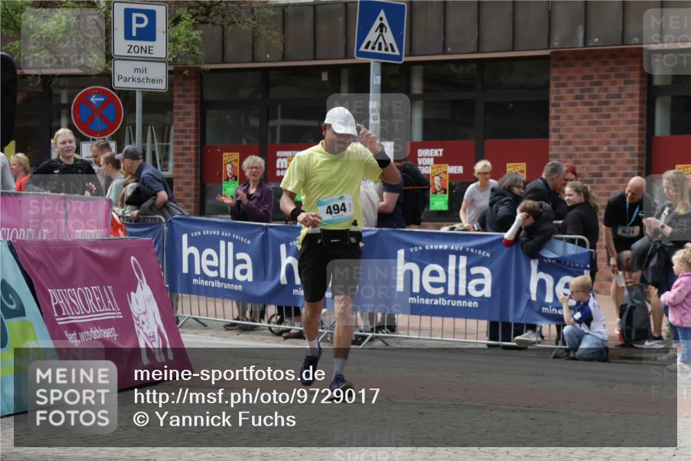 10.05.2026 - 8. Wedeler Halbmarathon Yannick Fuchs http://msf.ph/oto/9729017 10.05.2026 12:14:42 Ziel 494, 1009, 1021 meine-sportfotos.de
