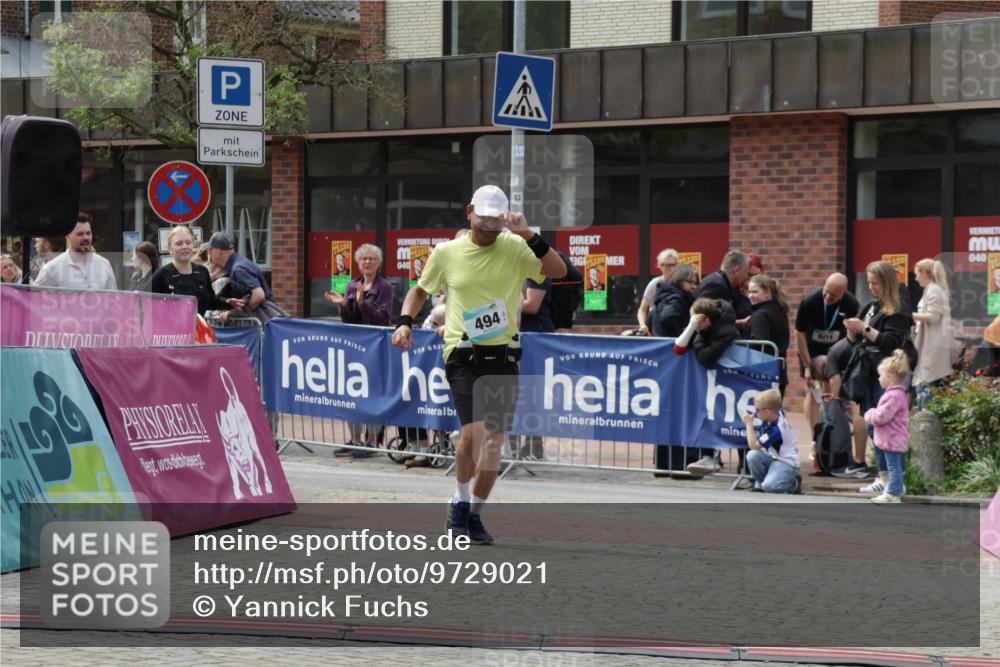 10.05.2026 - 8. Wedeler Halbmarathon Yannick Fuchs http://msf.ph/oto/9729021 10.05.2026 12:14:42 Ziel 494, 1009, 1021 meine-sportfotos.de