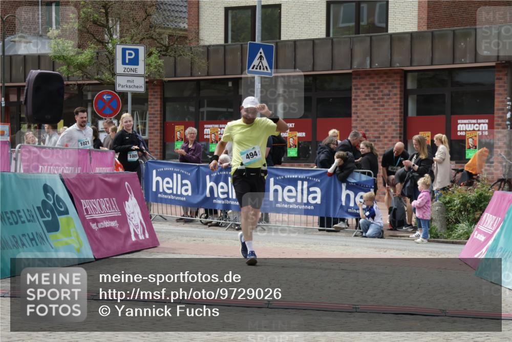 10.05.2026 - 8. Wedeler Halbmarathon Yannick Fuchs http://msf.ph/oto/9729026 10.05.2026 12:14:42 Ziel 494, 1009, 1021 meine-sportfotos.de