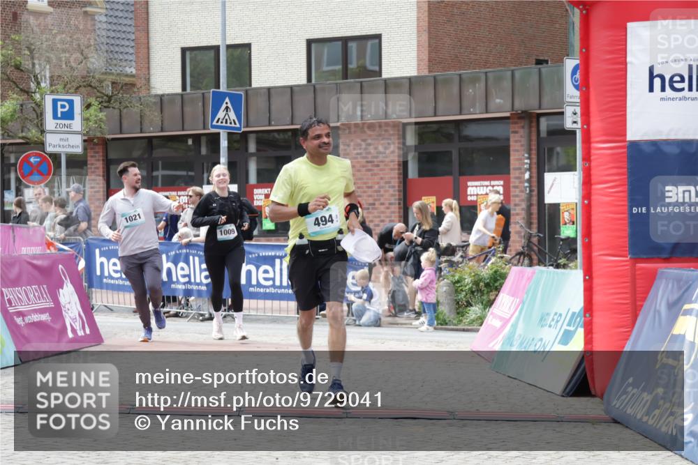 10.05.2026 - 8. Wedeler Halbmarathon Yannick Fuchs http://msf.ph/oto/9729041 10.05.2026 12:14:44 Ziel 494, 1009, 1021 meine-sportfotos.de