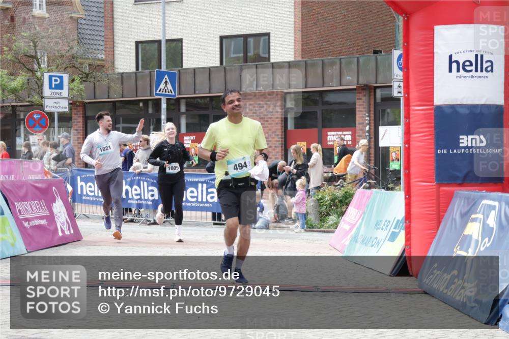 10.05.2026 - 8. Wedeler Halbmarathon Yannick Fuchs http://msf.ph/oto/9729045 10.05.2026 12:14:44 Ziel 494, 1009, 1021 meine-sportfotos.de