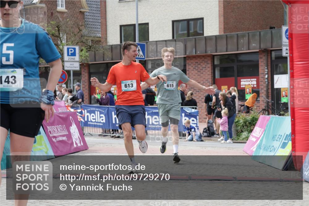 10.05.2026 - 8. Wedeler Halbmarathon Yannick Fuchs http://msf.ph/oto/9729270 10.05.2026 12:14:59 Ziel 27, 143, 613, 615 meine-sportfotos.de
