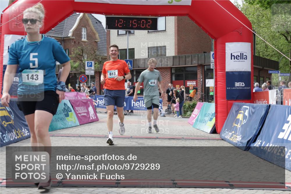 10.05.2026 - 8. Wedeler Halbmarathon Yannick Fuchs http://msf.ph/oto/9729289 10.05.2026 12:15:00 Ziel 143, 613, 615 meine-sportfotos.de