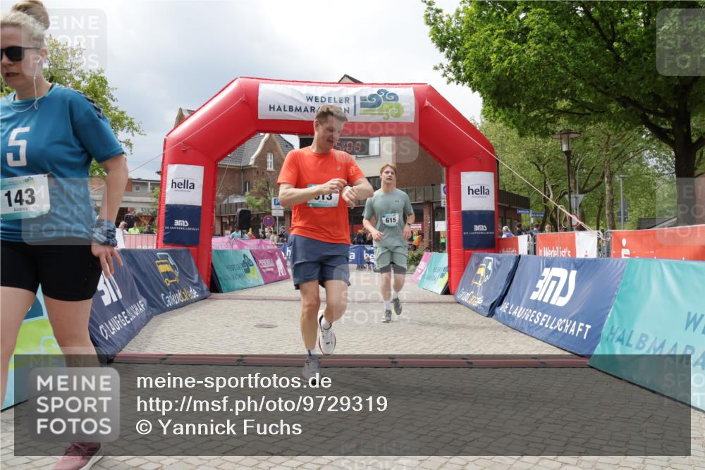 10.05.2026 - 8. Wedeler Halbmarathon Yannick Fuchs http://msf.ph/oto/9729319 10.05.2026 12:15:02 Ziel 143, 415, 613, 615 meine-sportfotos.de