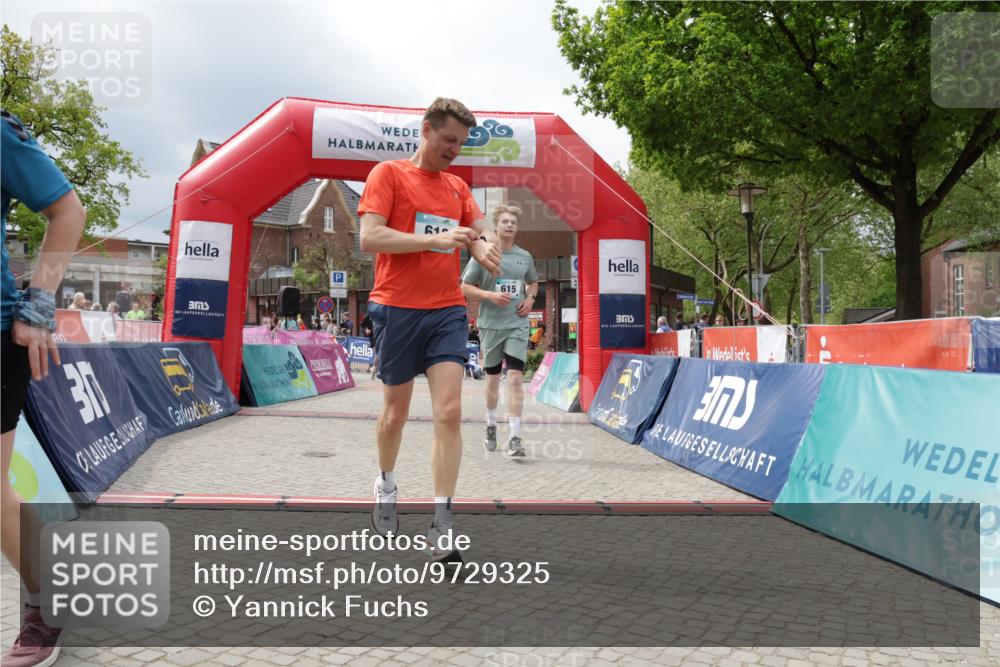 10.05.2026 - 8. Wedeler Halbmarathon Yannick Fuchs http://msf.ph/oto/9729325 10.05.2026 12:15:02 Ziel 143, 415, 613, 615 meine-sportfotos.de