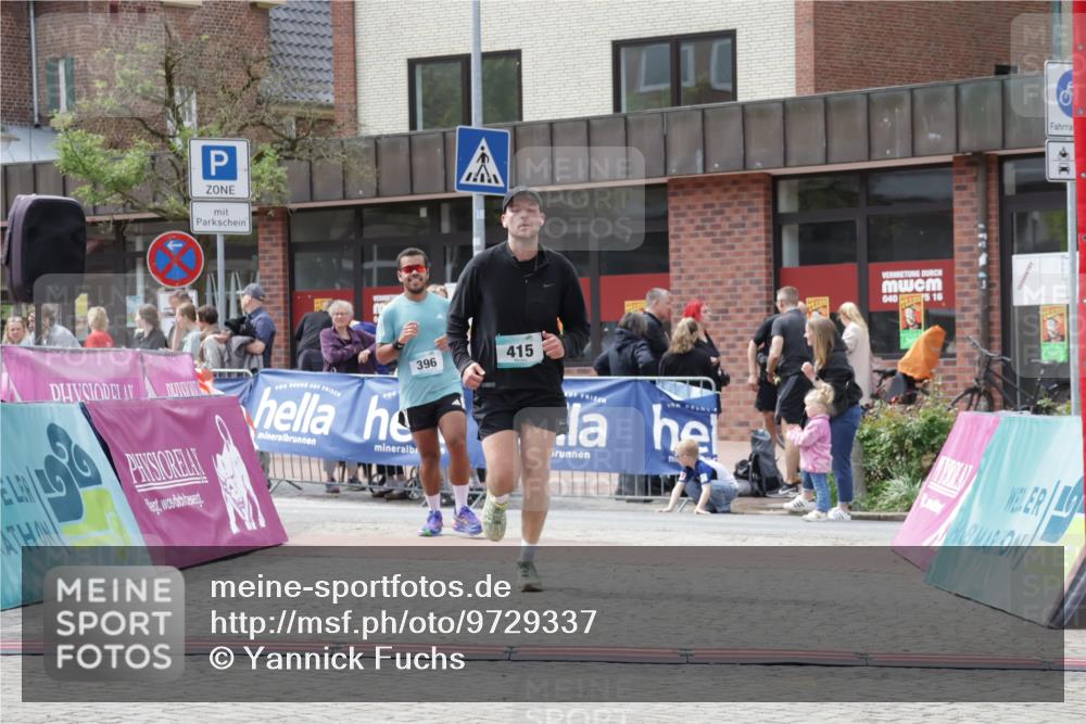 10.05.2026 - 8. Wedeler Halbmarathon Yannick Fuchs http://msf.ph/oto/9729337 10.05.2026 12:15:04 Ziel 396, 415, 613, 615 meine-sportfotos.de