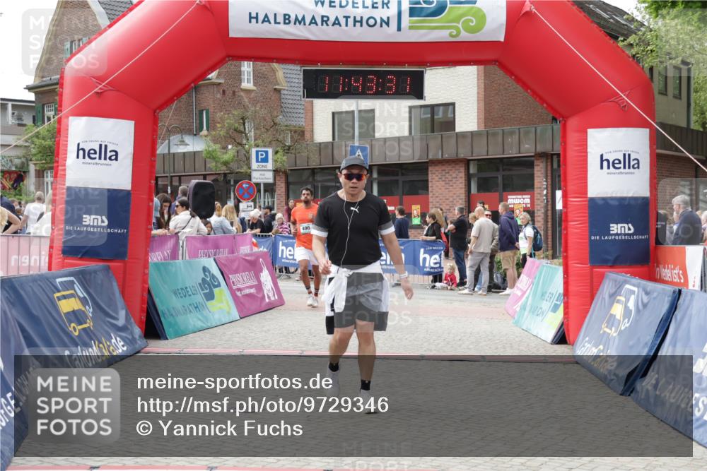10.05.2026 - 8. Wedeler Halbmarathon Yannick Fuchs http://msf.ph/oto/9729346 10.05.2026 11:43:29 Ziel 400, 422, 646, 647, 648 meine-sportfotos.de