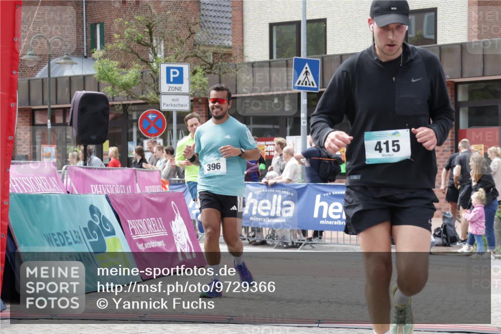 10.05.2026 - 8. Wedeler Halbmarathon Yannick Fuchs http://msf.ph/oto/9729366 10.05.2026 12:15:06 Ziel 396, 415, 613, 615 meine-sportfotos.de