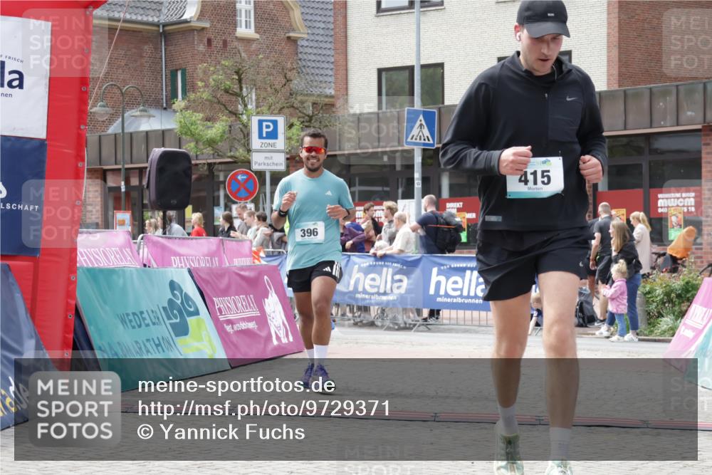 10.05.2026 - 8. Wedeler Halbmarathon Yannick Fuchs http://msf.ph/oto/9729371 10.05.2026 12:15:06 Ziel 396, 415, 613, 615 meine-sportfotos.de