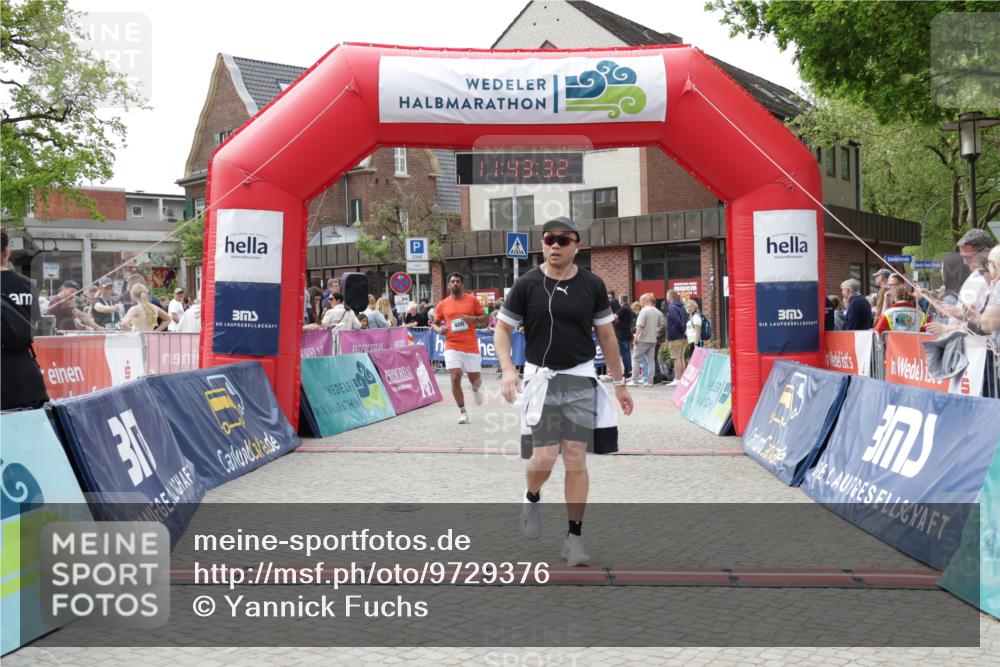 10.05.2026 - 8. Wedeler Halbmarathon Yannick Fuchs http://msf.ph/oto/9729376 10.05.2026 11:43:30 Ziel 400, 422 meine-sportfotos.de