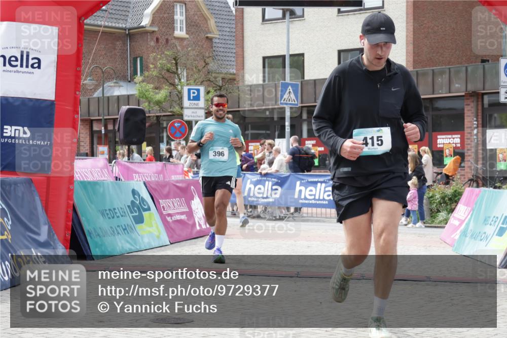 10.05.2026 - 8. Wedeler Halbmarathon Yannick Fuchs http://msf.ph/oto/9729377 10.05.2026 12:15:06 Ziel 396, 415, 613, 615 meine-sportfotos.de