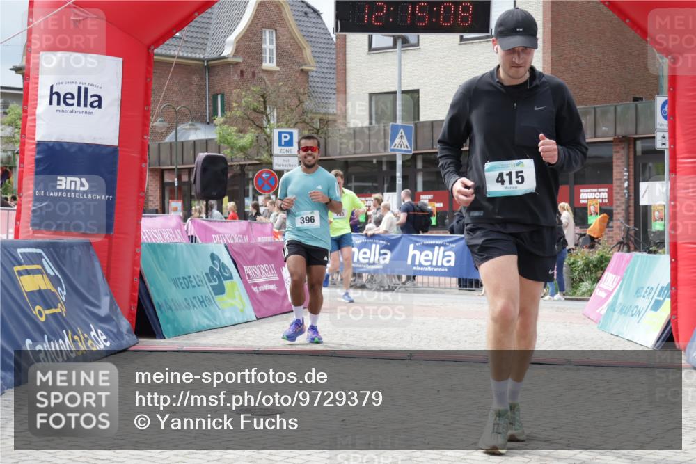 10.05.2026 - 8. Wedeler Halbmarathon Yannick Fuchs http://msf.ph/oto/9729379 10.05.2026 12:15:06 Ziel 396, 415, 613, 615 meine-sportfotos.de