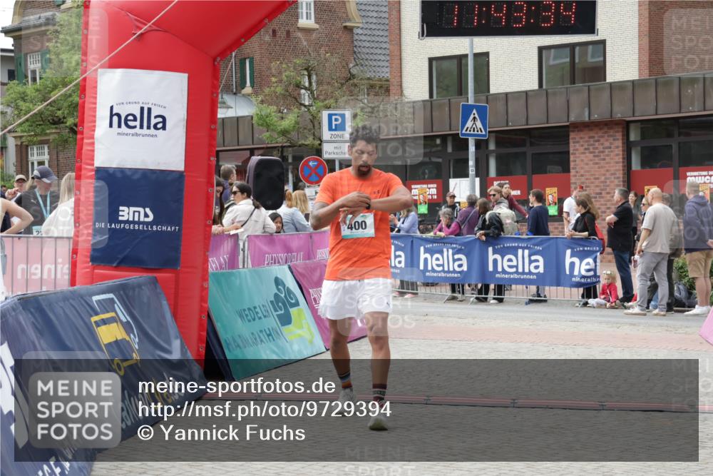 10.05.2026 - 8. Wedeler Halbmarathon Yannick Fuchs http://msf.ph/oto/9729394 10.05.2026 11:43:32 Ziel 400, 422 meine-sportfotos.de
