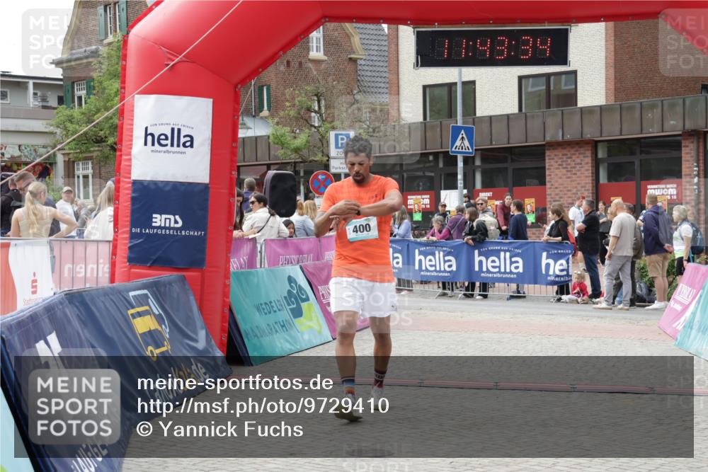 10.05.2026 - 8. Wedeler Halbmarathon Yannick Fuchs http://msf.ph/oto/9729410 10.05.2026 11:43:33 Ziel 400, 422 meine-sportfotos.de