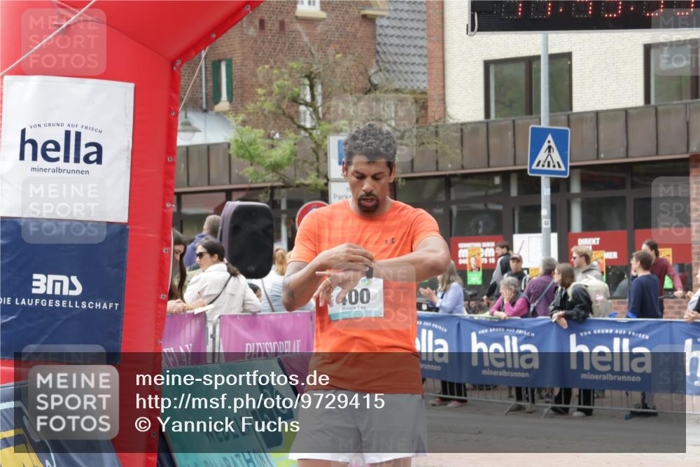 10.05.2026 - 8. Wedeler Halbmarathon Yannick Fuchs http://msf.ph/oto/9729415 10.05.2026 11:43:34 Ziel 400, 422 meine-sportfotos.de
