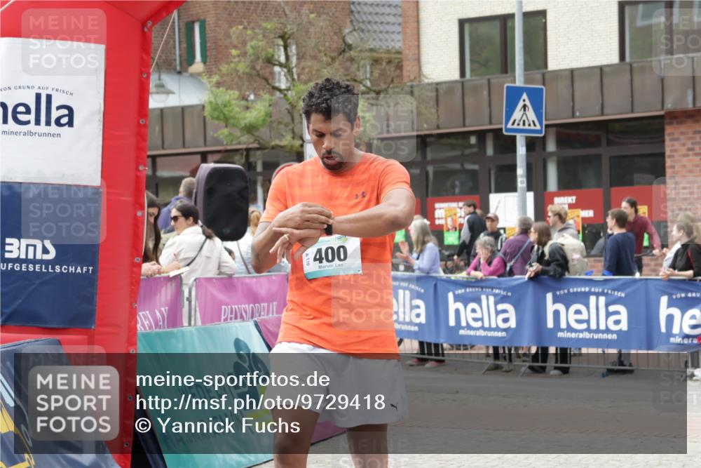 10.05.2026 - 8. Wedeler Halbmarathon Yannick Fuchs http://msf.ph/oto/9729418 10.05.2026 11:43:34 Ziel 400, 422 meine-sportfotos.de