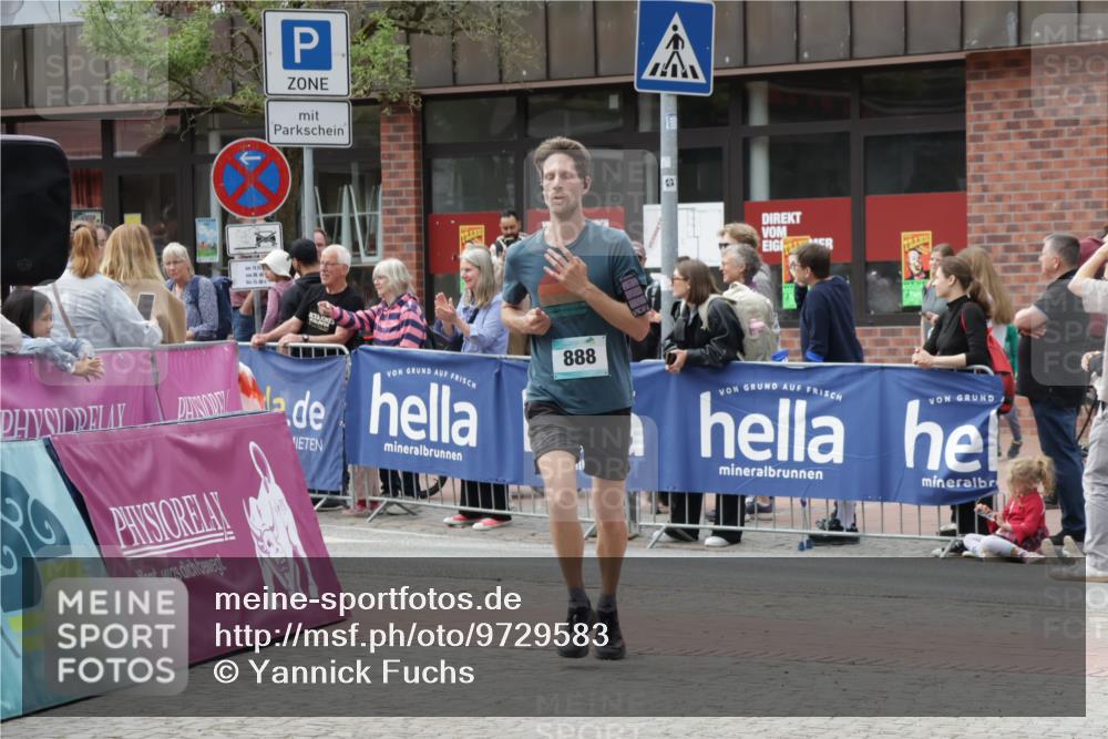 10.05.2026 - 8. Wedeler Halbmarathon Yannick Fuchs http://msf.ph/oto/9729583 10.05.2026 11:43:47 Ziel 771, 2149 meine-sportfotos.de