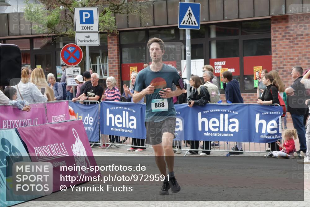 10.05.2026 - 8. Wedeler Halbmarathon Yannick Fuchs http://msf.ph/oto/9729591 10.05.2026 11:43:48 Ziel 952, 2149 meine-sportfotos.de