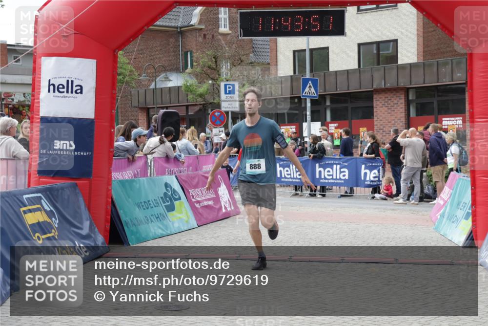 10.05.2026 - 8. Wedeler Halbmarathon Yannick Fuchs http://msf.ph/oto/9729619 10.05.2026 11:43:49 Ziel 952, 2149 meine-sportfotos.de