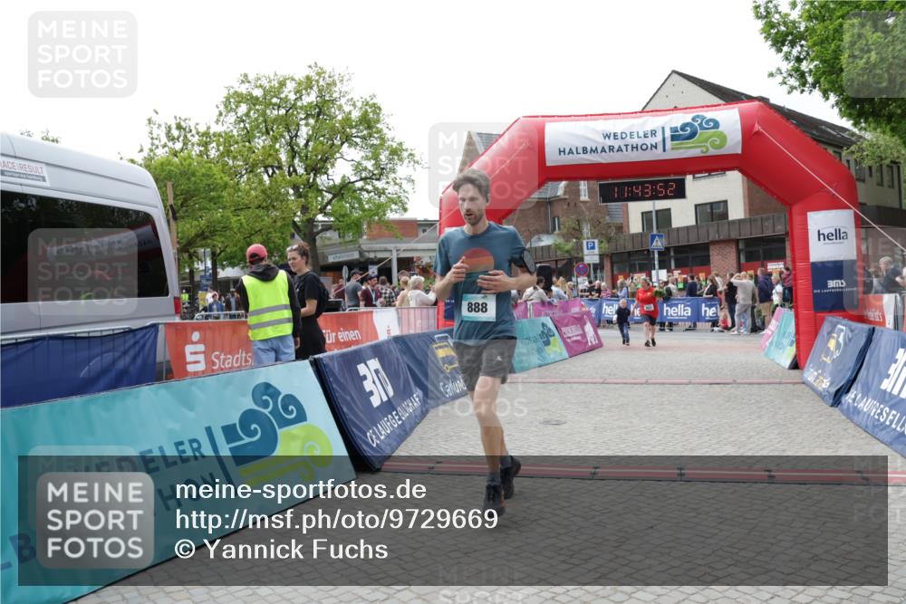 10.05.2026 - 8. Wedeler Halbmarathon Yannick Fuchs http://msf.ph/oto/9729669 10.05.2026 11:43:50 Ziel 952, 2149 meine-sportfotos.de