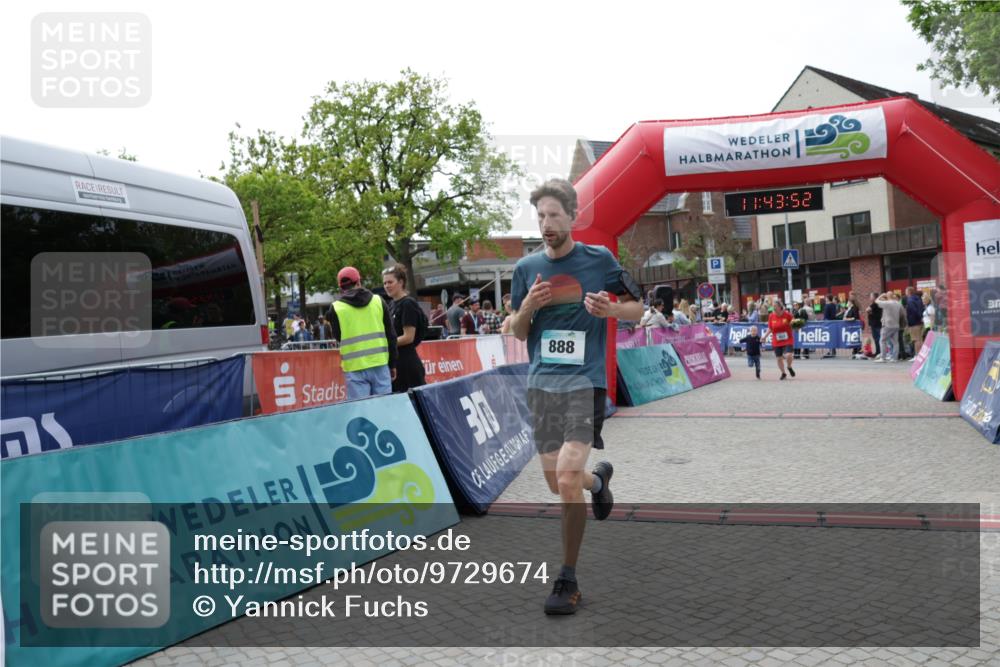 10.05.2026 - 8. Wedeler Halbmarathon Yannick Fuchs http://msf.ph/oto/9729674 10.05.2026 11:43:51 Ziel 952 meine-sportfotos.de