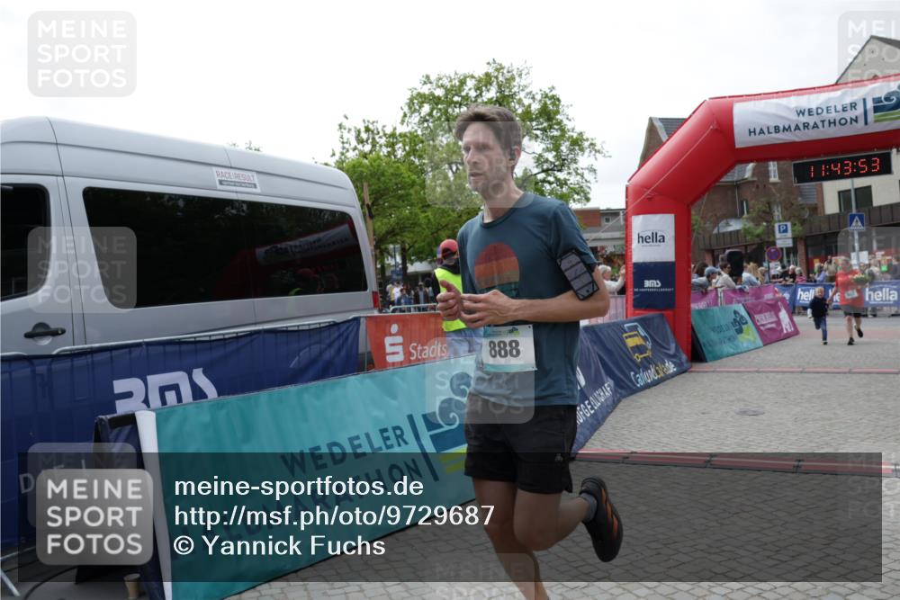 10.05.2026 - 8. Wedeler Halbmarathon Yannick Fuchs http://msf.ph/oto/9729687 10.05.2026 11:43:51 Ziel 952 meine-sportfotos.de