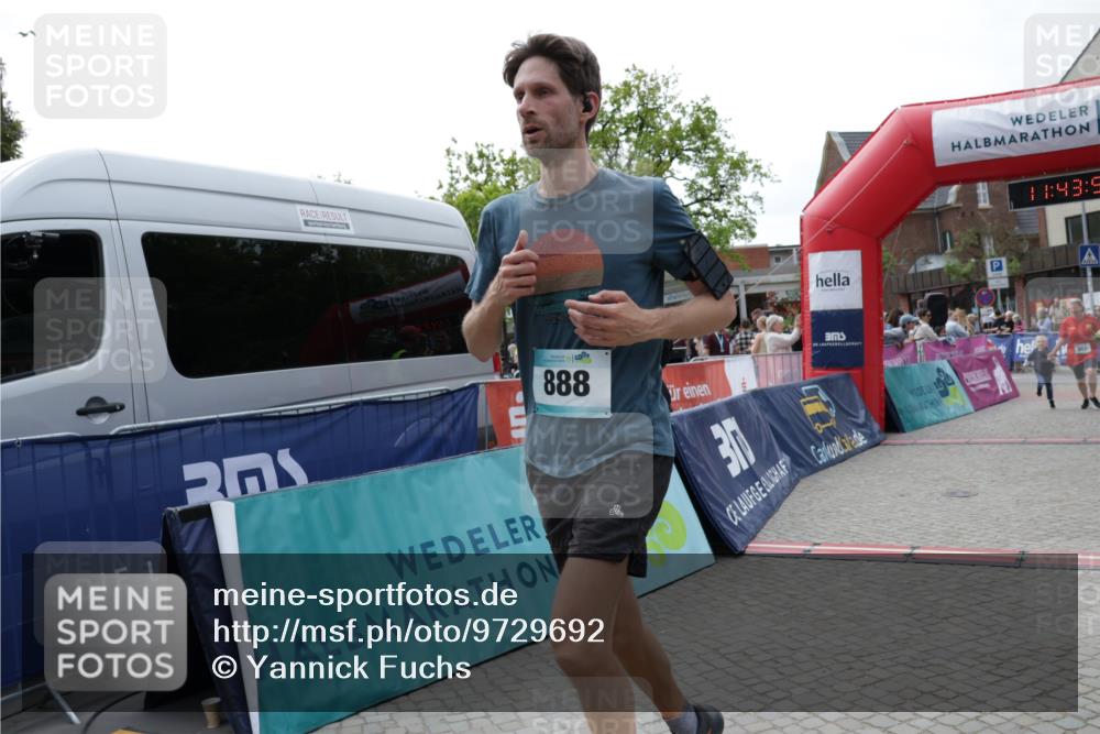 10.05.2026 - 8. Wedeler Halbmarathon Yannick Fuchs http://msf.ph/oto/9729692 10.05.2026 11:43:51 Ziel 952 meine-sportfotos.de