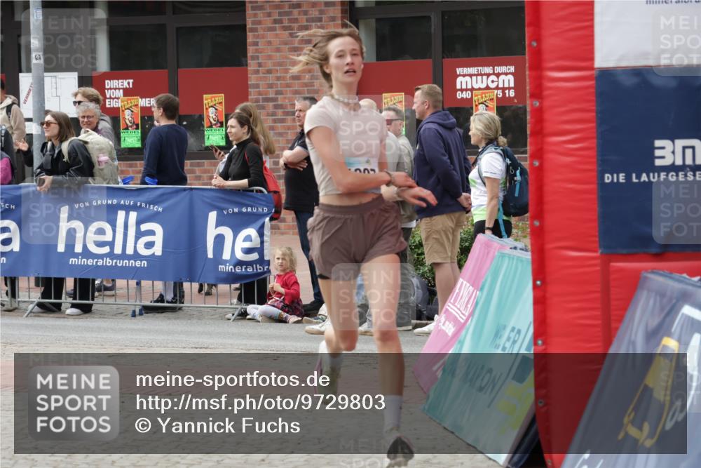 10.05.2026 - 8. Wedeler Halbmarathon Yannick Fuchs http://msf.ph/oto/9729803 10.05.2026 11:43:58 Ziel 921, 952, 1007, 2022 meine-sportfotos.de