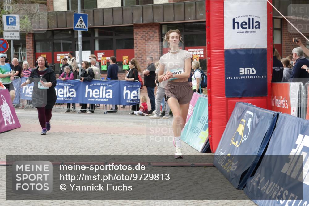 10.05.2026 - 8. Wedeler Halbmarathon Yannick Fuchs http://msf.ph/oto/9729813 10.05.2026 11:43:58 Ziel 921, 952, 1007, 2022 meine-sportfotos.de