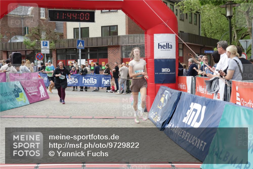10.05.2026 - 8. Wedeler Halbmarathon Yannick Fuchs http://msf.ph/oto/9729822 10.05.2026 11:43:58 Ziel 921, 952, 1007, 2022 meine-sportfotos.de