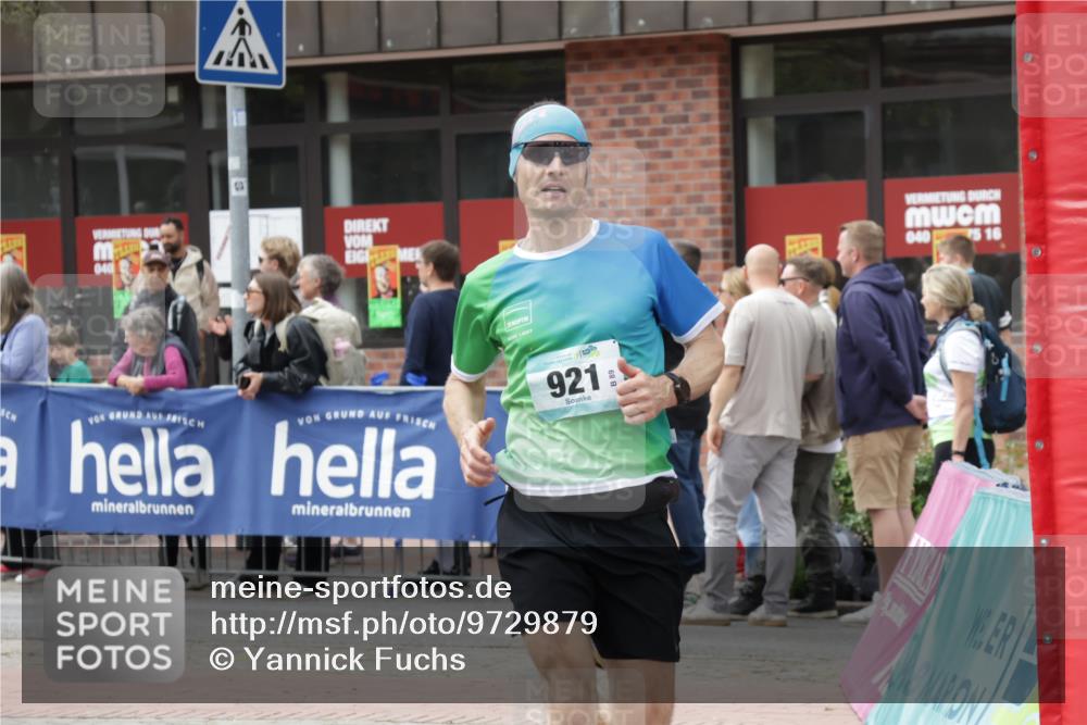 10.05.2026 - 8. Wedeler Halbmarathon Yannick Fuchs http://msf.ph/oto/9729879 10.05.2026 11:44:02 Ziel 921, 1007, 1016, 2022 meine-sportfotos.de