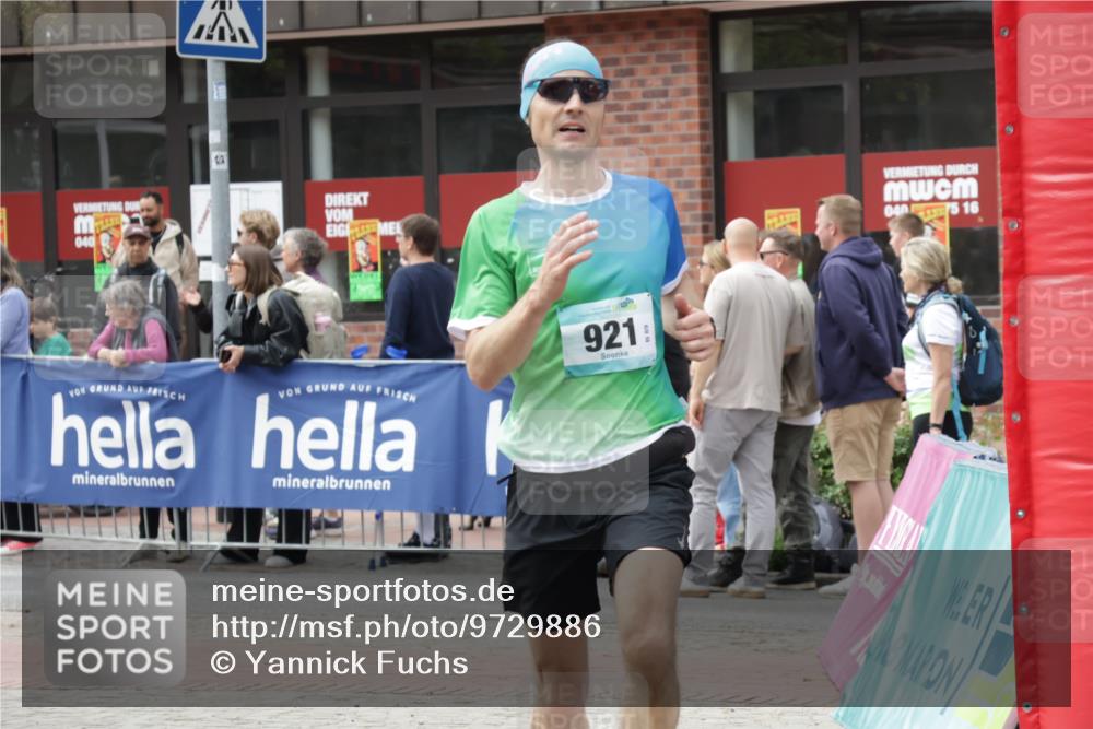 10.05.2026 - 8. Wedeler Halbmarathon Yannick Fuchs http://msf.ph/oto/9729886 10.05.2026 11:44:02 Ziel 921, 1007, 1016, 2022 meine-sportfotos.de