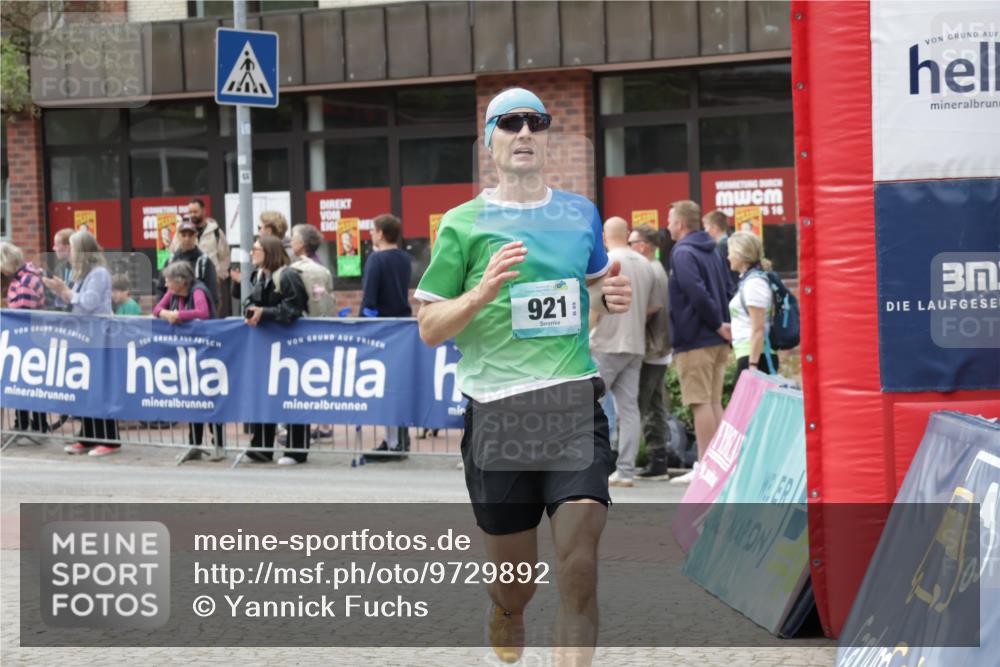 10.05.2026 - 8. Wedeler Halbmarathon Yannick Fuchs http://msf.ph/oto/9729892 10.05.2026 11:44:02 Ziel 921, 1007, 1016, 2022 meine-sportfotos.de