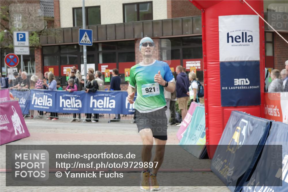 10.05.2026 - 8. Wedeler Halbmarathon Yannick Fuchs http://msf.ph/oto/9729897 10.05.2026 11:44:02 Ziel 921, 1007, 1016, 2022 meine-sportfotos.de