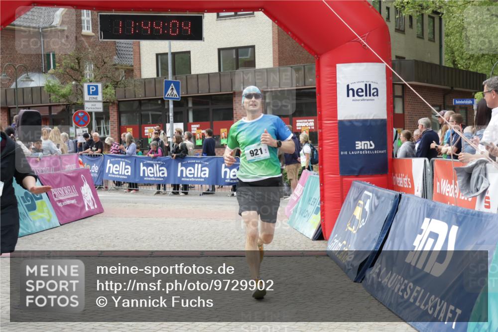 10.05.2026 - 8. Wedeler Halbmarathon Yannick Fuchs http://msf.ph/oto/9729902 10.05.2026 11:44:02 Ziel 921, 1007, 1016, 2022 meine-sportfotos.de