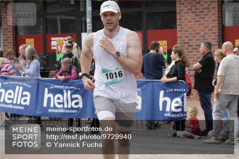 10.05.2026 - 8. Wedeler Halbmarathon Yannick Fuchs http://msf.ph/oto/9729940 10.05.2026 11:44:05 Ziel 921, 1016, 2022 meine-sportfotos.de