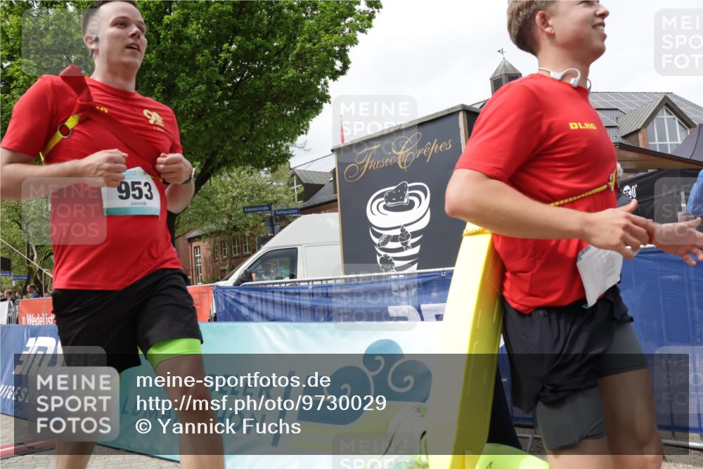 10.05.2026 - 8. Wedeler Halbmarathon Yannick Fuchs http://msf.ph/oto/9730029 10.05.2026 12:16:11 Ziel 102, 951, 953 meine-sportfotos.de