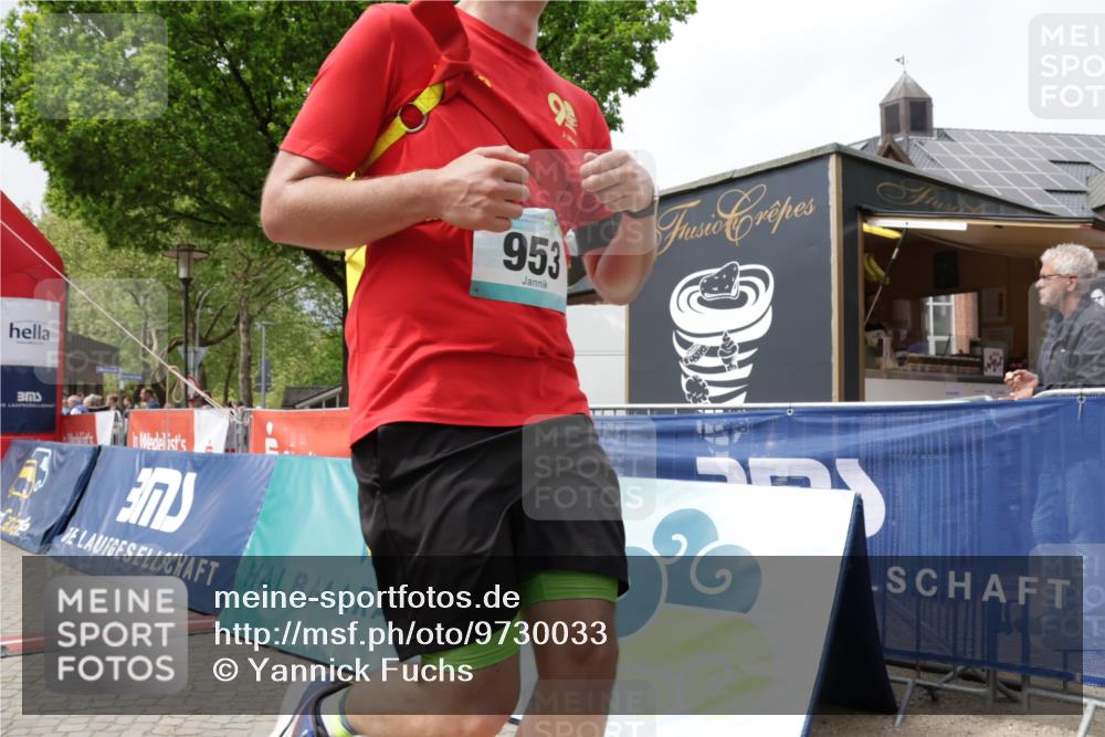 10.05.2026 - 8. Wedeler Halbmarathon Yannick Fuchs http://msf.ph/oto/9730033 10.05.2026 12:16:11 Ziel 102, 951, 953 meine-sportfotos.de
