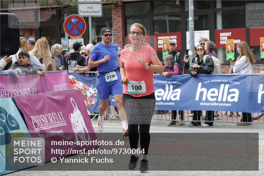 10.05.2026 - 8. Wedeler Halbmarathon Yannick Fuchs http://msf.ph/oto/9730064 10.05.2026 11:44:16 Ziel 100, 195, 2180 meine-sportfotos.de