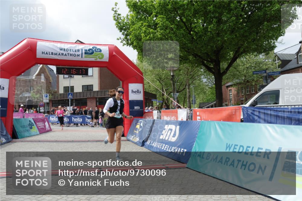 10.05.2026 - 8. Wedeler Halbmarathon Yannick Fuchs http://msf.ph/oto/9730096 10.05.2026 12:16:15 Ziel 57, 102, 951, 953 meine-sportfotos.de