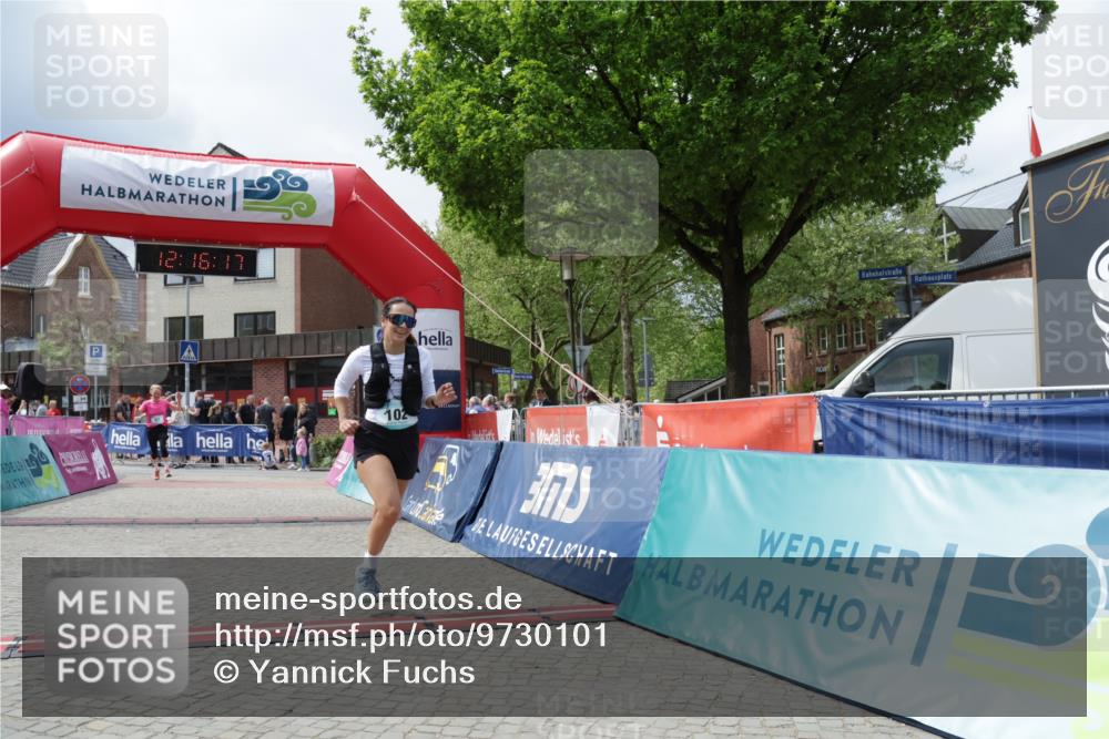 10.05.2026 - 8. Wedeler Halbmarathon Yannick Fuchs http://msf.ph/oto/9730101 10.05.2026 12:16:15 Ziel 57, 102, 951, 953 meine-sportfotos.de