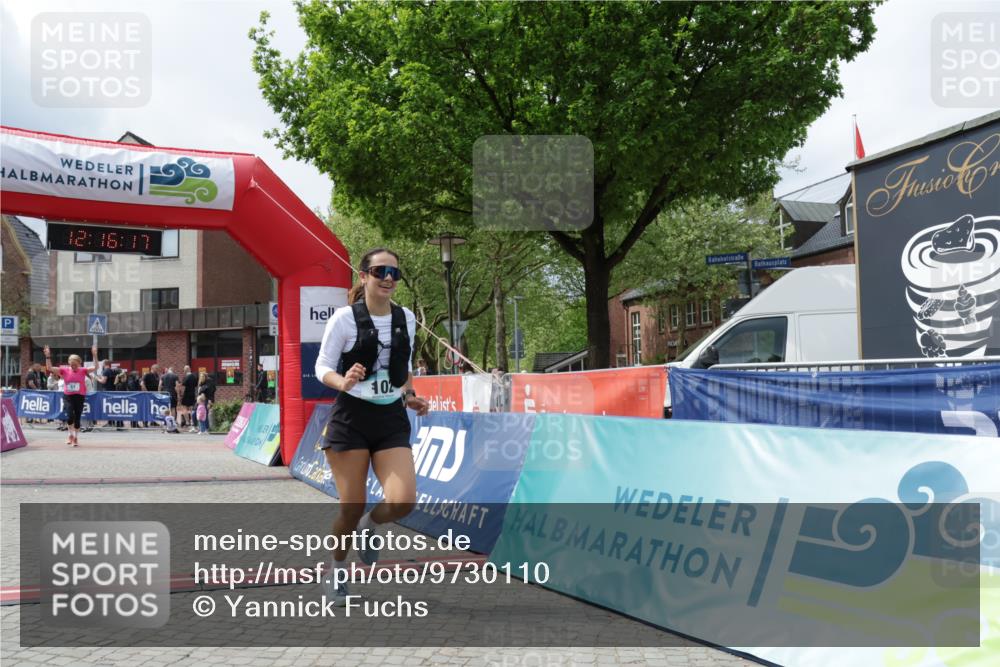10.05.2026 - 8. Wedeler Halbmarathon Yannick Fuchs http://msf.ph/oto/9730110 10.05.2026 12:16:15 Ziel 57, 102, 951, 953 meine-sportfotos.de