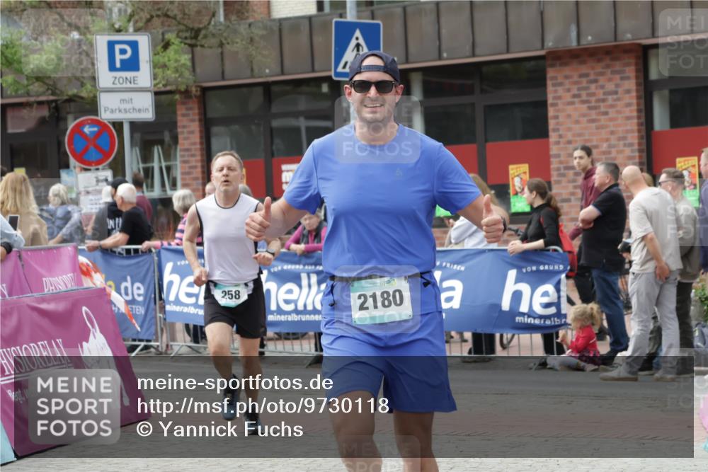 10.05.2026 - 8. Wedeler Halbmarathon Yannick Fuchs http://msf.ph/oto/9730118 10.05.2026 11:44:19 Ziel 100, 258, 2180, 2202 meine-sportfotos.de