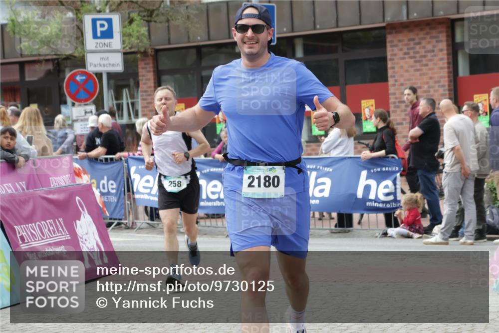 10.05.2026 - 8. Wedeler Halbmarathon Yannick Fuchs http://msf.ph/oto/9730125 10.05.2026 11:44:20 Ziel 100, 258, 2180, 2202 meine-sportfotos.de