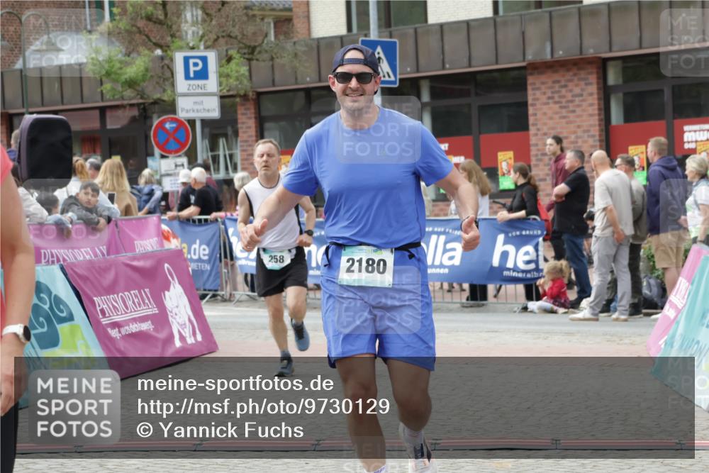 10.05.2026 - 8. Wedeler Halbmarathon Yannick Fuchs http://msf.ph/oto/9730129 10.05.2026 11:44:20 Ziel 100, 258, 2180, 2202 meine-sportfotos.de