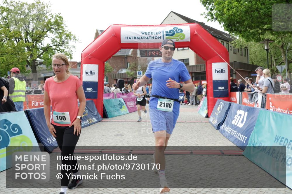 10.05.2026 - 8. Wedeler Halbmarathon Yannick Fuchs http://msf.ph/oto/9730170 10.05.2026 11:44:21 Ziel 100, 258, 2180, 2202 meine-sportfotos.de