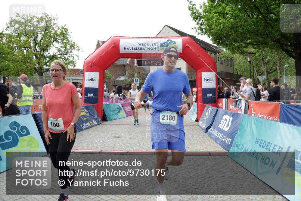 10.05.2026 - 8. Wedeler Halbmarathon Yannick Fuchs http://msf.ph/oto/9730175 10.05.2026 11:44:21 Ziel 100, 258, 2180, 2202 meine-sportfotos.de