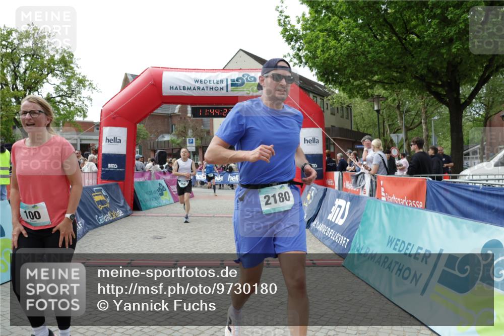 10.05.2026 - 8. Wedeler Halbmarathon Yannick Fuchs http://msf.ph/oto/9730180 10.05.2026 11:44:21 Ziel 100, 258, 2180, 2202 meine-sportfotos.de